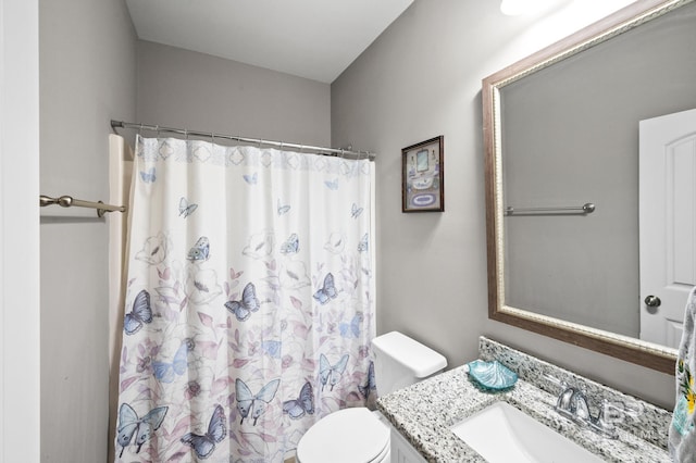 bathroom with a shower with shower curtain, vanity, and toilet