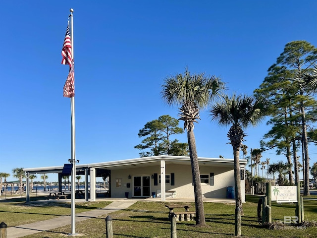 view of front of property featuring a carport, a front yard, and fence