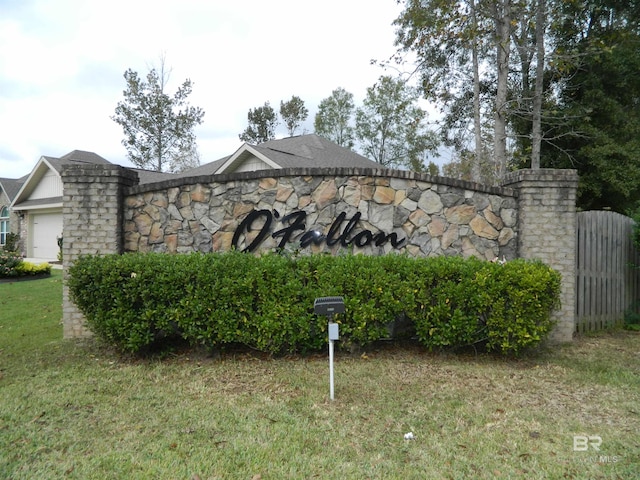 community / neighborhood sign featuring a lawn