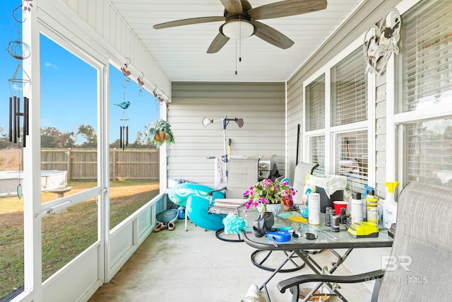 sunroom with ceiling fan