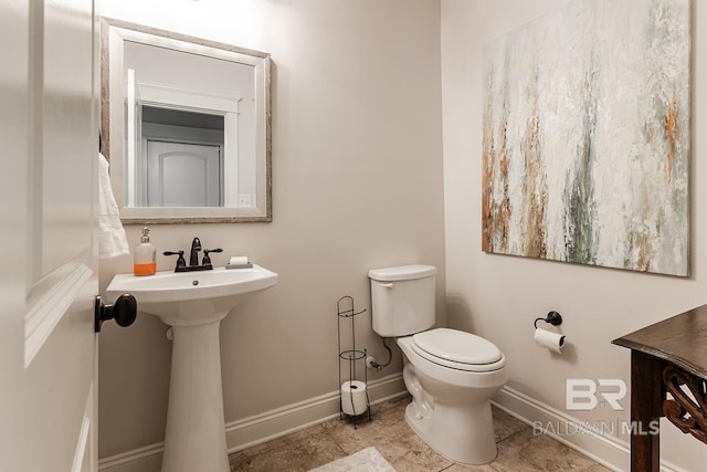 bathroom featuring toilet and sink