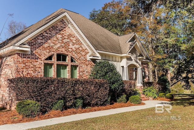 view of front of house featuring a front yard