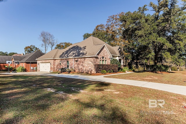 view of front property featuring a garage and a front lawn