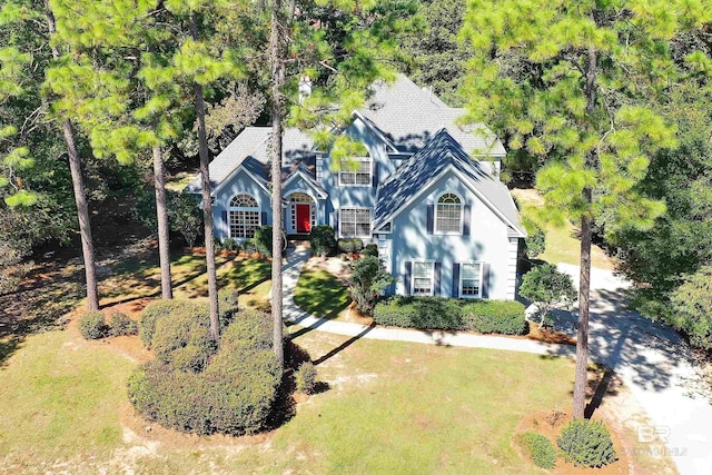 view of front of property featuring a front yard