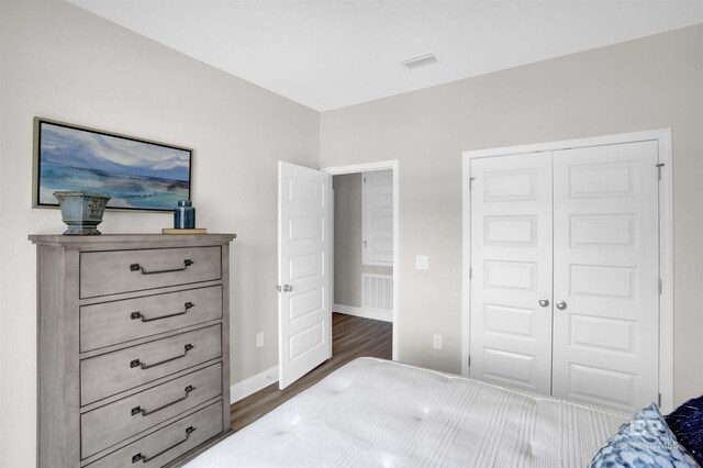 12753 Shoshoney Cir, Fairhope, AL 36532 - bedroom featuring visible vents, baseboards, a closet, and dark wood finished floors
