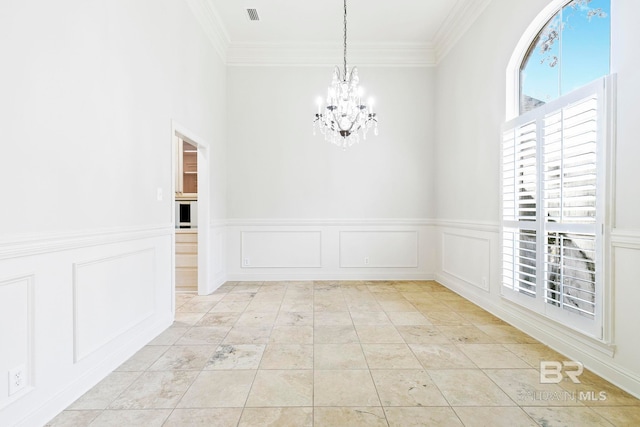 tiled spare room featuring crown molding and an inviting chandelier