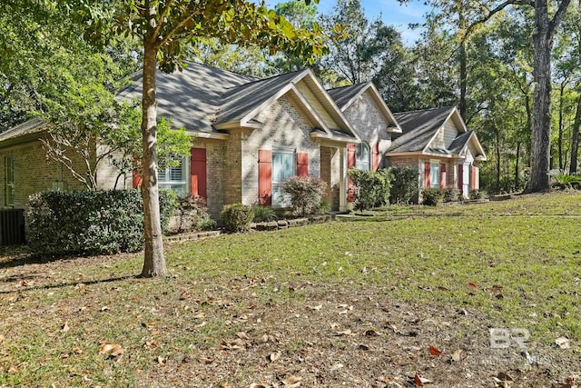 view of front of house featuring a front lawn