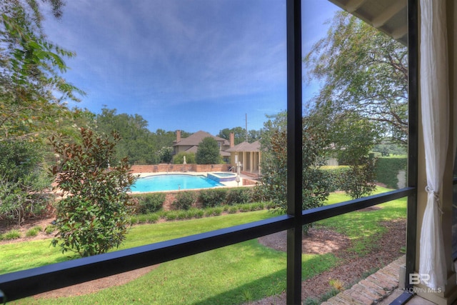 view of swimming pool featuring a lawn