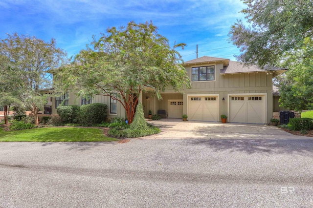 view of front of home featuring a garage and a front yard