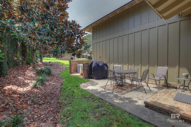 view of yard with a patio