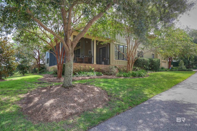 view of front of home featuring a front lawn