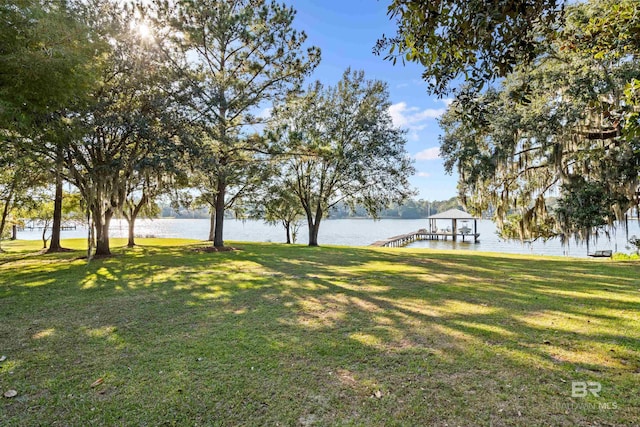 view of yard featuring a water view