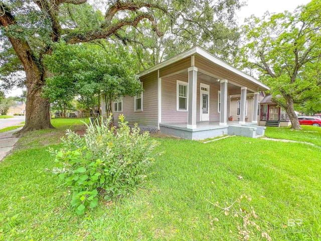 view of front facade with covered porch and a front lawn