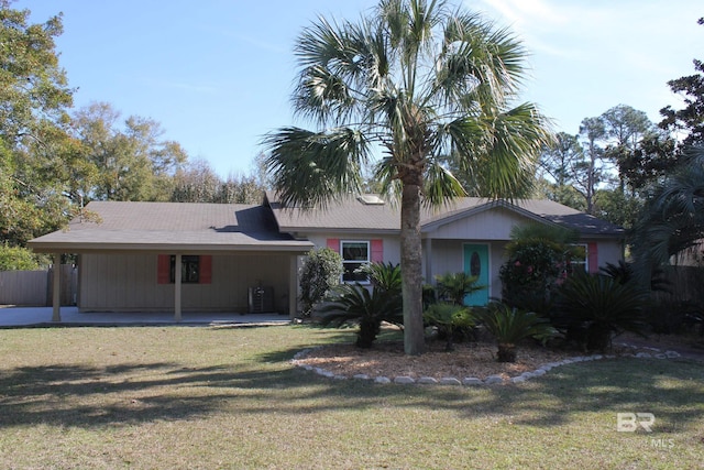 view of front of property with a front yard