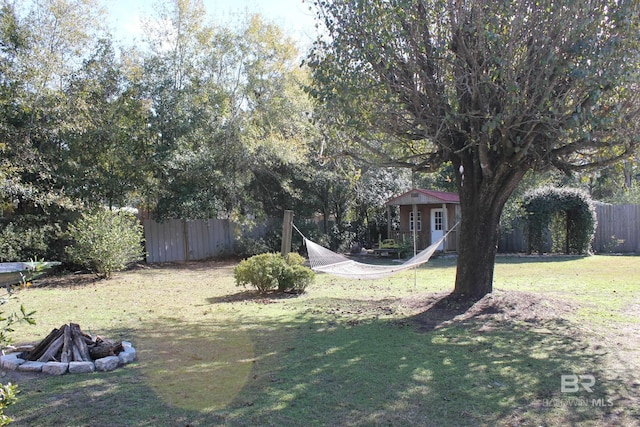 view of yard featuring a fire pit