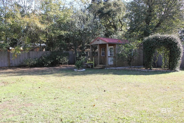 view of yard featuring an outbuilding