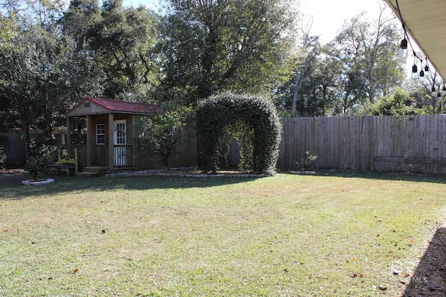 view of yard featuring an outdoor structure