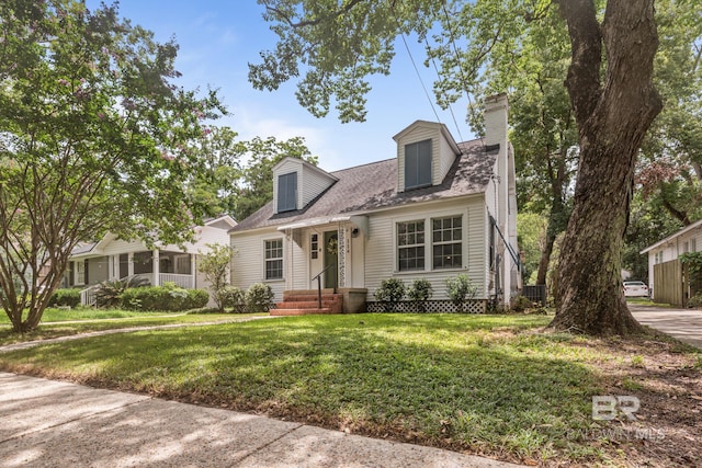 cape cod home featuring a front yard