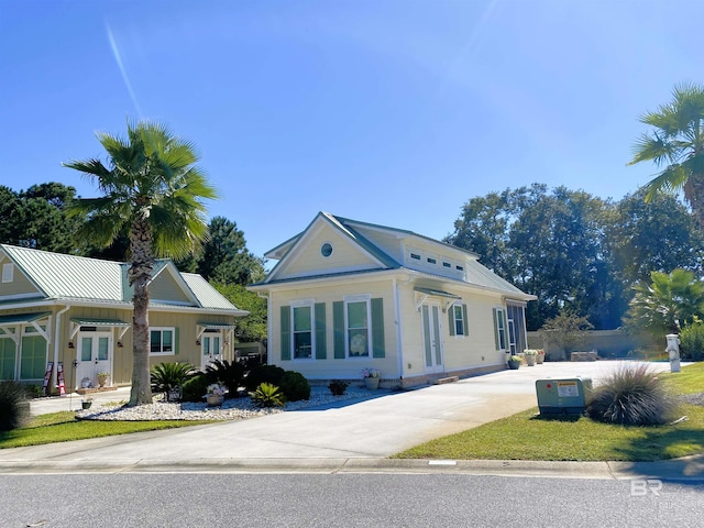 view of front of home featuring a front lawn