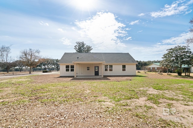 view of front facade featuring a patio area and a front lawn