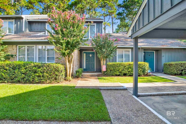 view of front of property with a front lawn