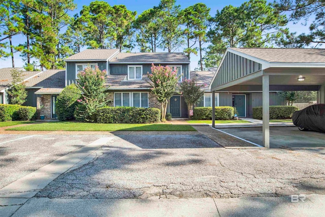 view of front of property featuring a front lawn