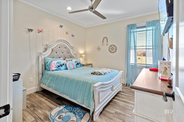 bedroom featuring ceiling fan, recessed lighting, baseboards, ornamental molding, and light wood-type flooring