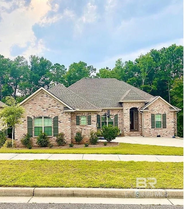 view of front of house featuring a front yard