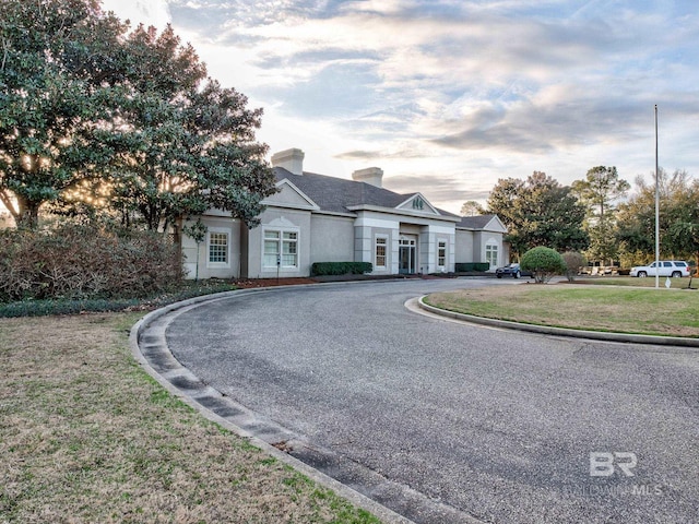 view of front of house featuring a front lawn