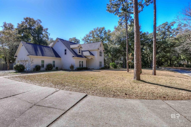 view of front of home featuring a front lawn