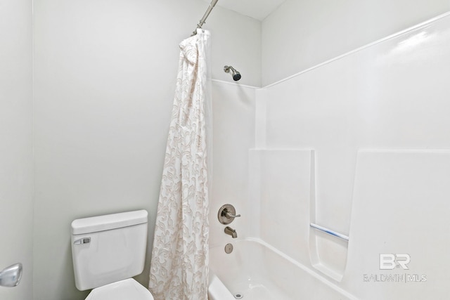 bathroom featuring shower / bath combo with shower curtain and toilet