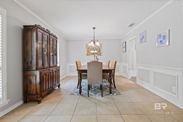 dining room featuring visible vents, ornamental molding, and light tile patterned floors