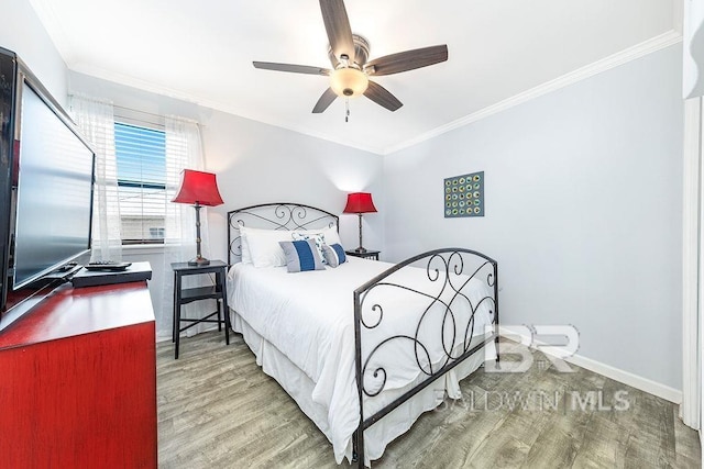 bedroom featuring wood finished floors, ornamental molding, baseboards, and ceiling fan