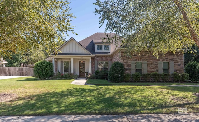 view of front of house featuring a front lawn