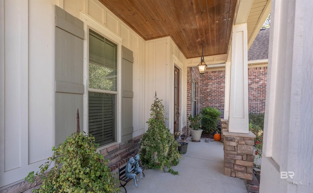 property entrance featuring a porch