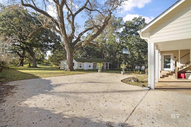 view of yard with an outbuilding