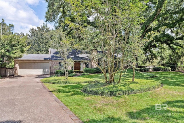 view of front of property featuring a front yard and a garage