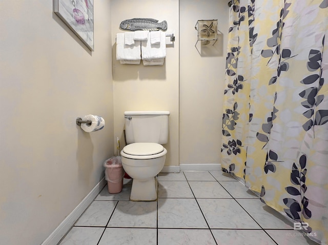 full bath with toilet and a shower with curtain