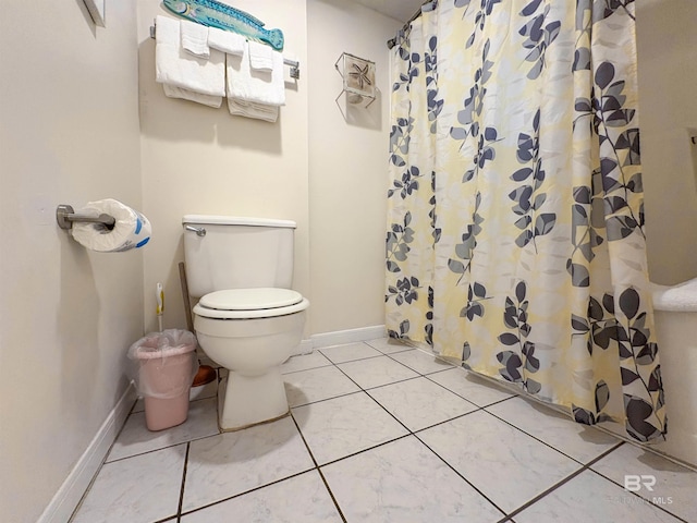 full bath featuring a shower with curtain, baseboards, tile patterned flooring, and toilet