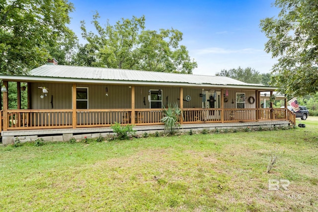 view of front of home with a front lawn