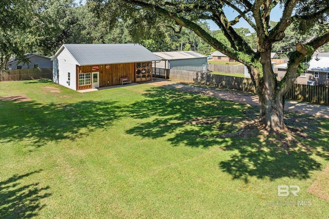 view of yard featuring an outbuilding