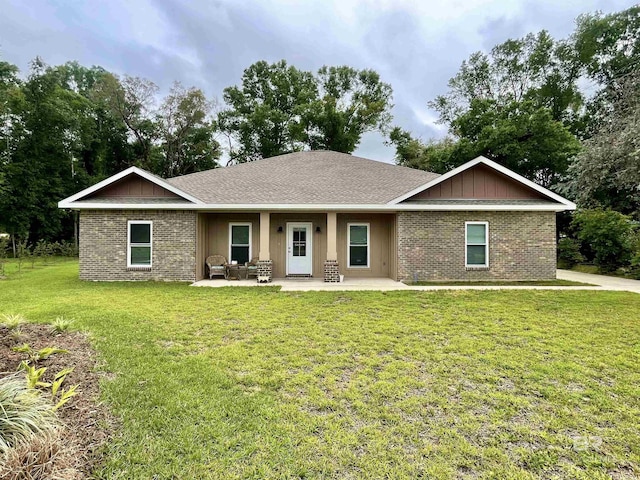 view of front of house featuring a patio area and a front yard