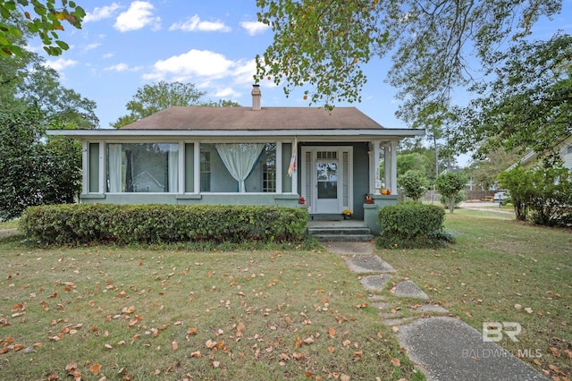 view of front of home with a front lawn