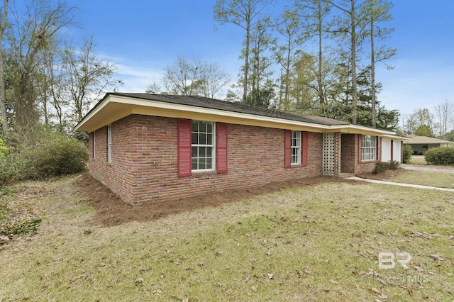 view of front facade featuring a front lawn