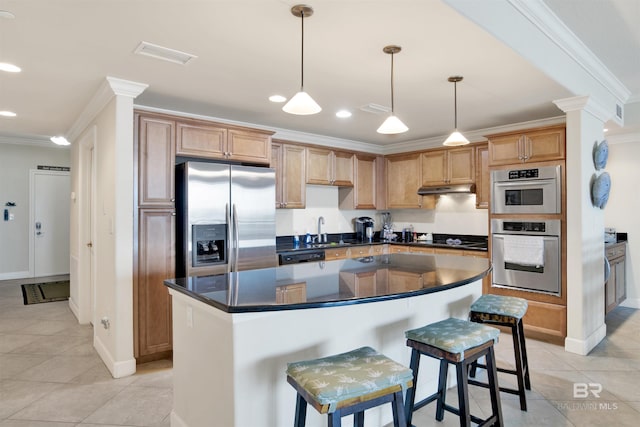 kitchen with black appliances, a kitchen island, sink, a breakfast bar, and crown molding