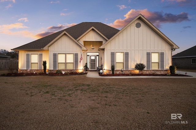 view of front facade with a lawn