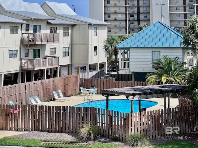 view of swimming pool