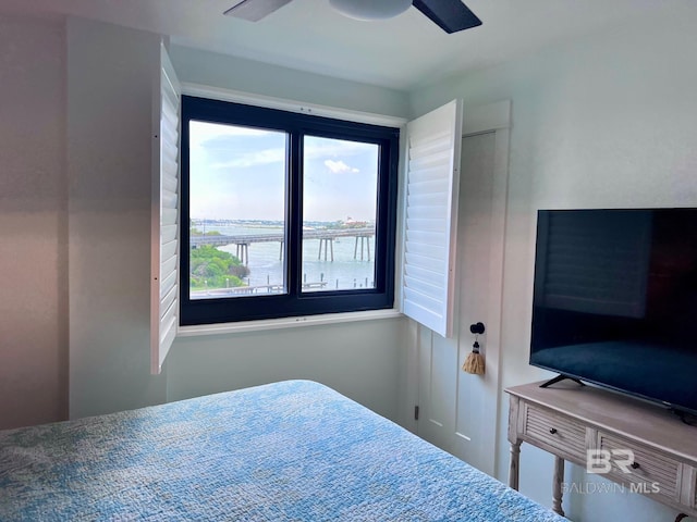 bedroom with ceiling fan