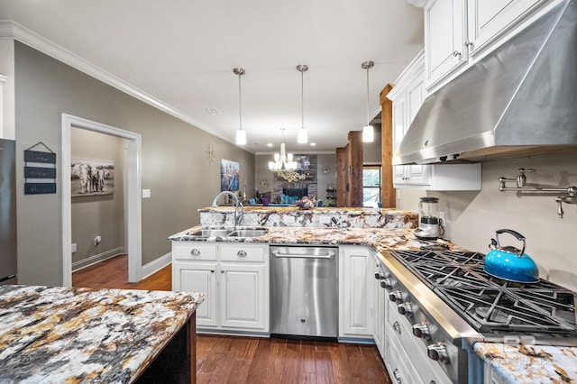 kitchen featuring sink, crown molding, stainless steel appliances, white cabinets, and decorative light fixtures