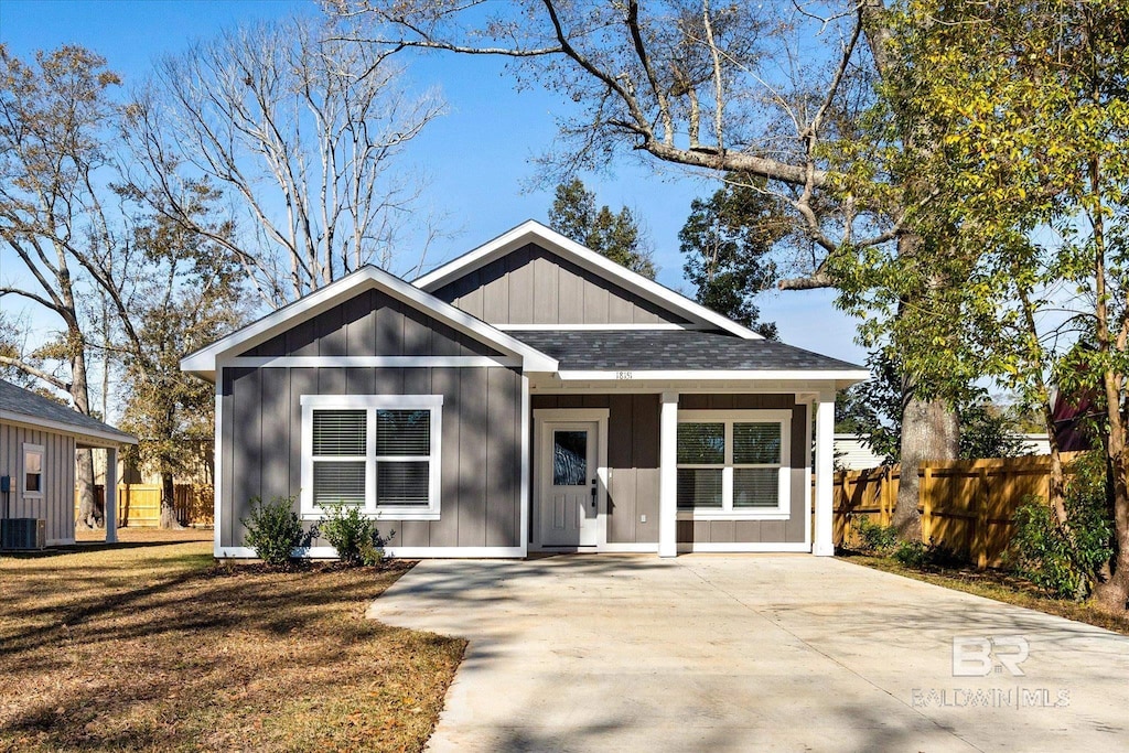 view of front of property with a front lawn